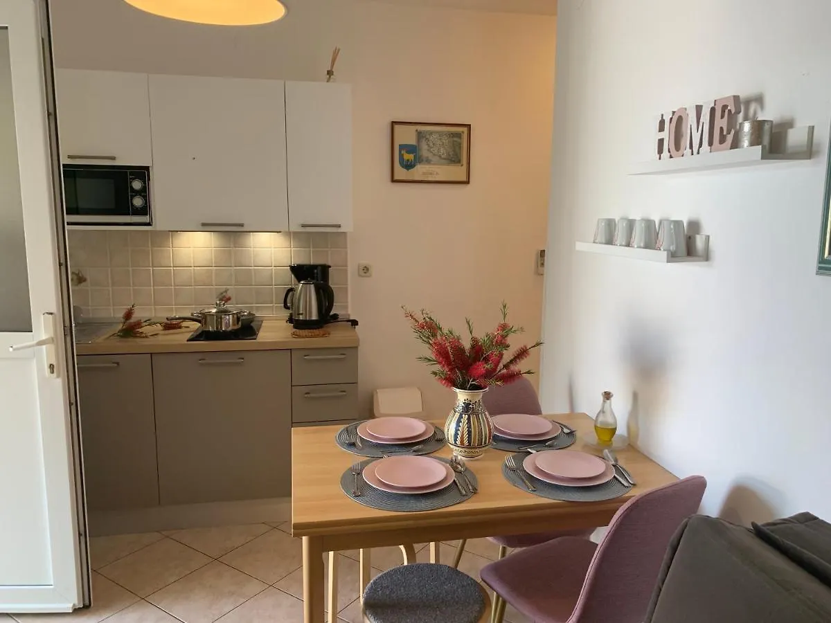 Villa Ulika - 3 Apt For 4 Persons プーラ クロアチア