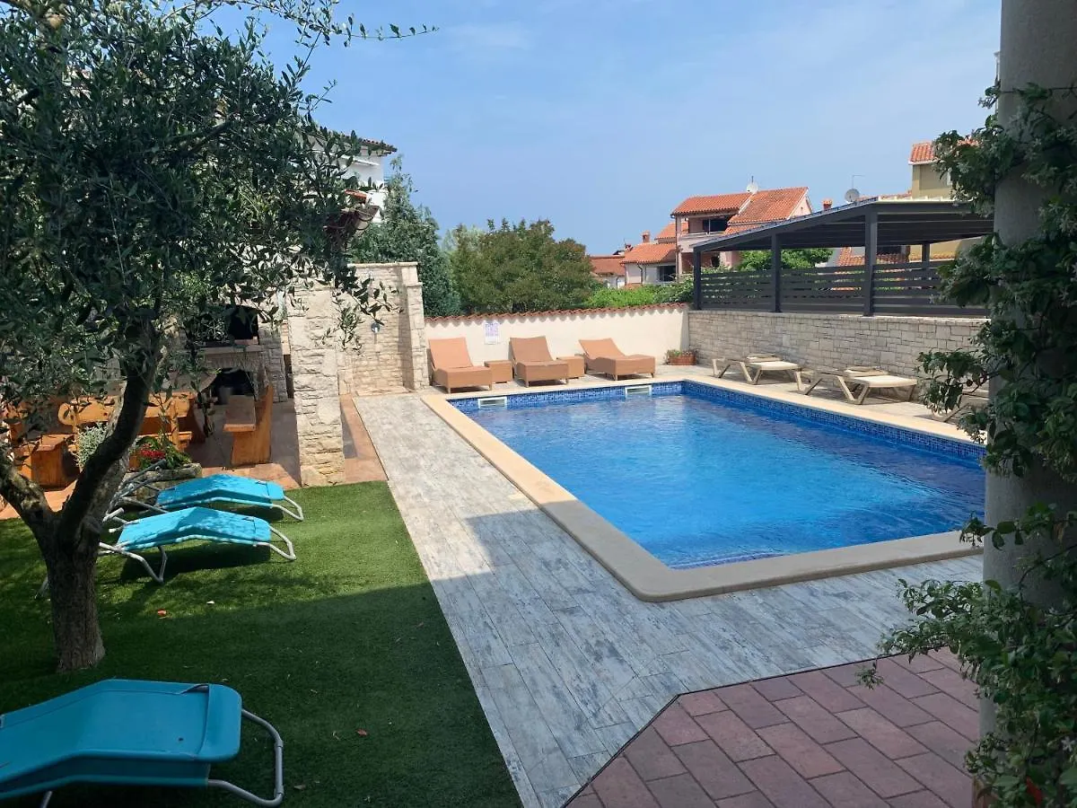 Villa Ulika - 3 Apt For 4 Persons プーラ