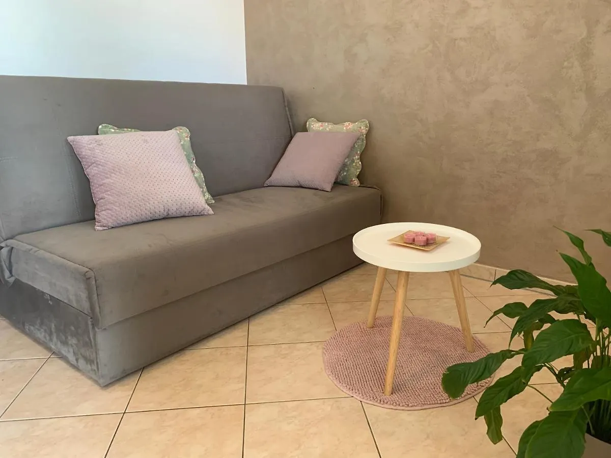 Villa Ulika - 3 Apt For 4 Persons プーラ 0*,  クロアチア