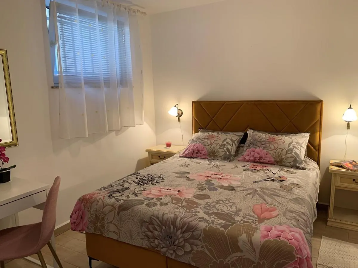 Villa Ulika - 3 Apt For 4 Persons プーラ 0*,