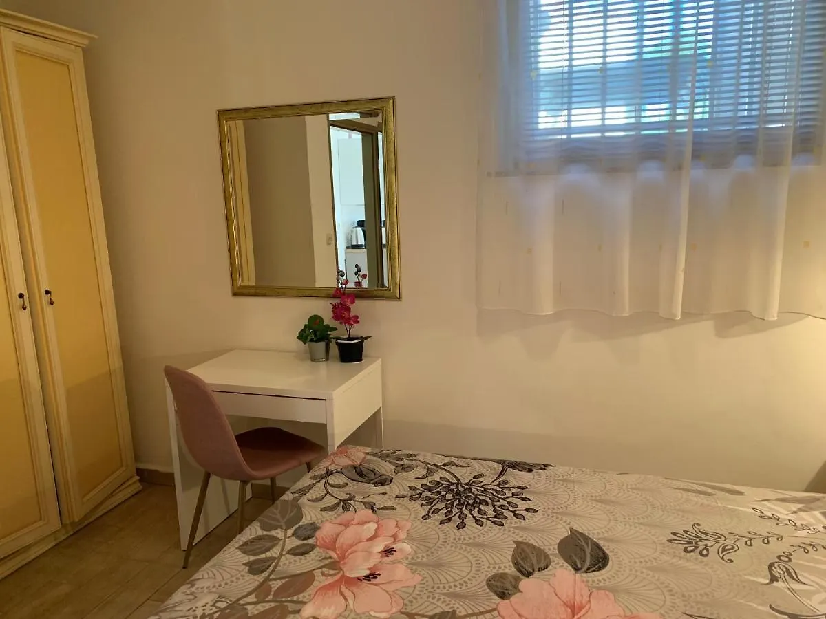 Villa Ulika - 3 Apt For 4 Persons プーラ