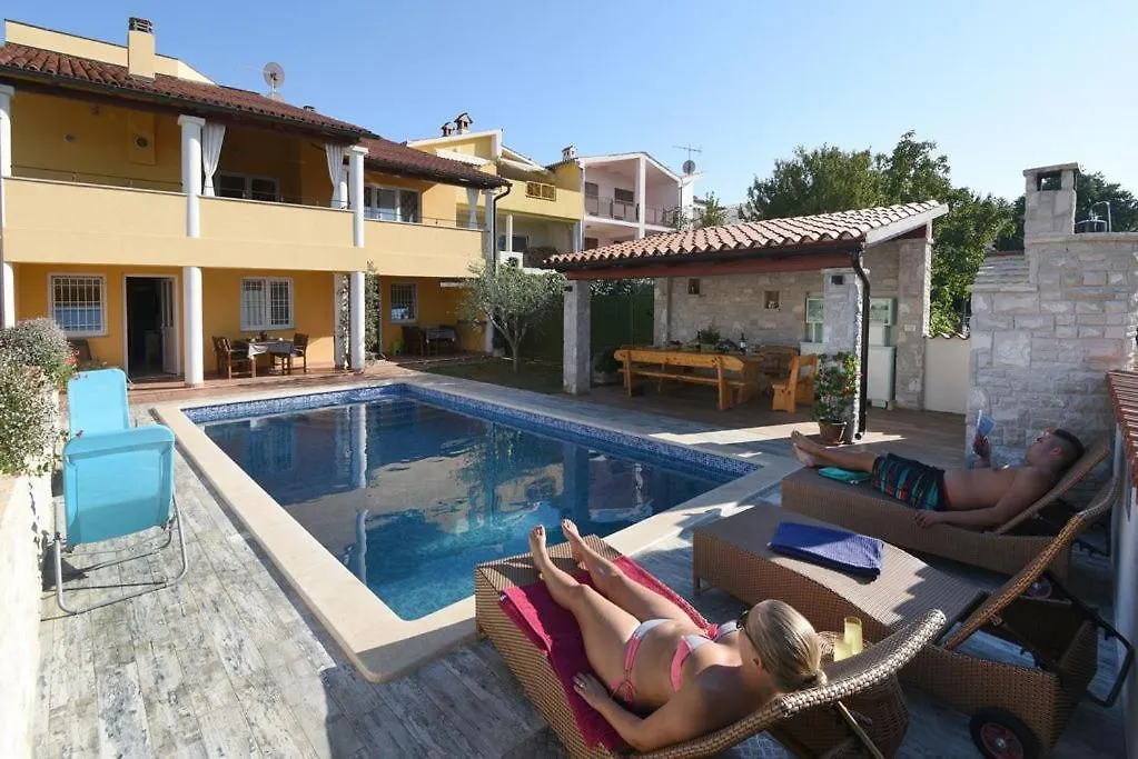 Villa Ulika - 3 Apt For 4 Persons プーラ クロアチア