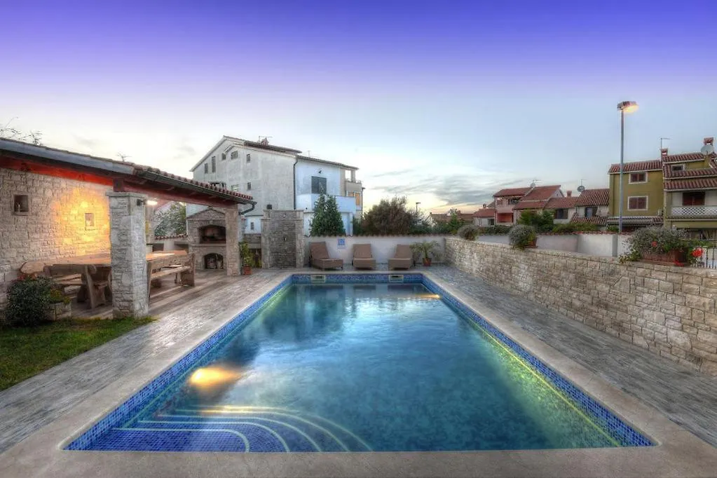 Villa Ulika - 3 Apt For 4 Persons プーラ アパート