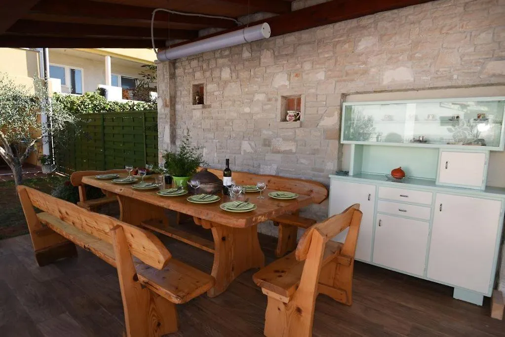Villa Ulika - 3 Apt For 4 Persons プーラ 0*,