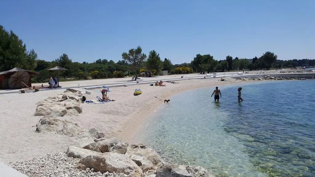 Villa Ulika - 3 Apt For 4 Persons プーラ 0*,