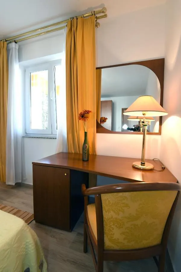 Villa Ulika - 3 Apt For 4 Persons プーラ 0*,