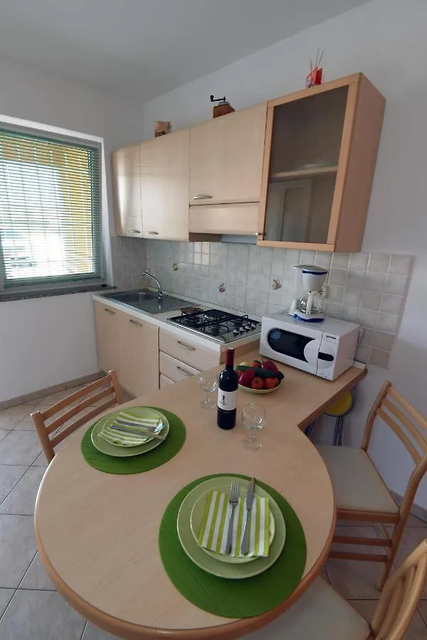Villa Ulika - 3 Apt For 4 Persons プーラ アパート